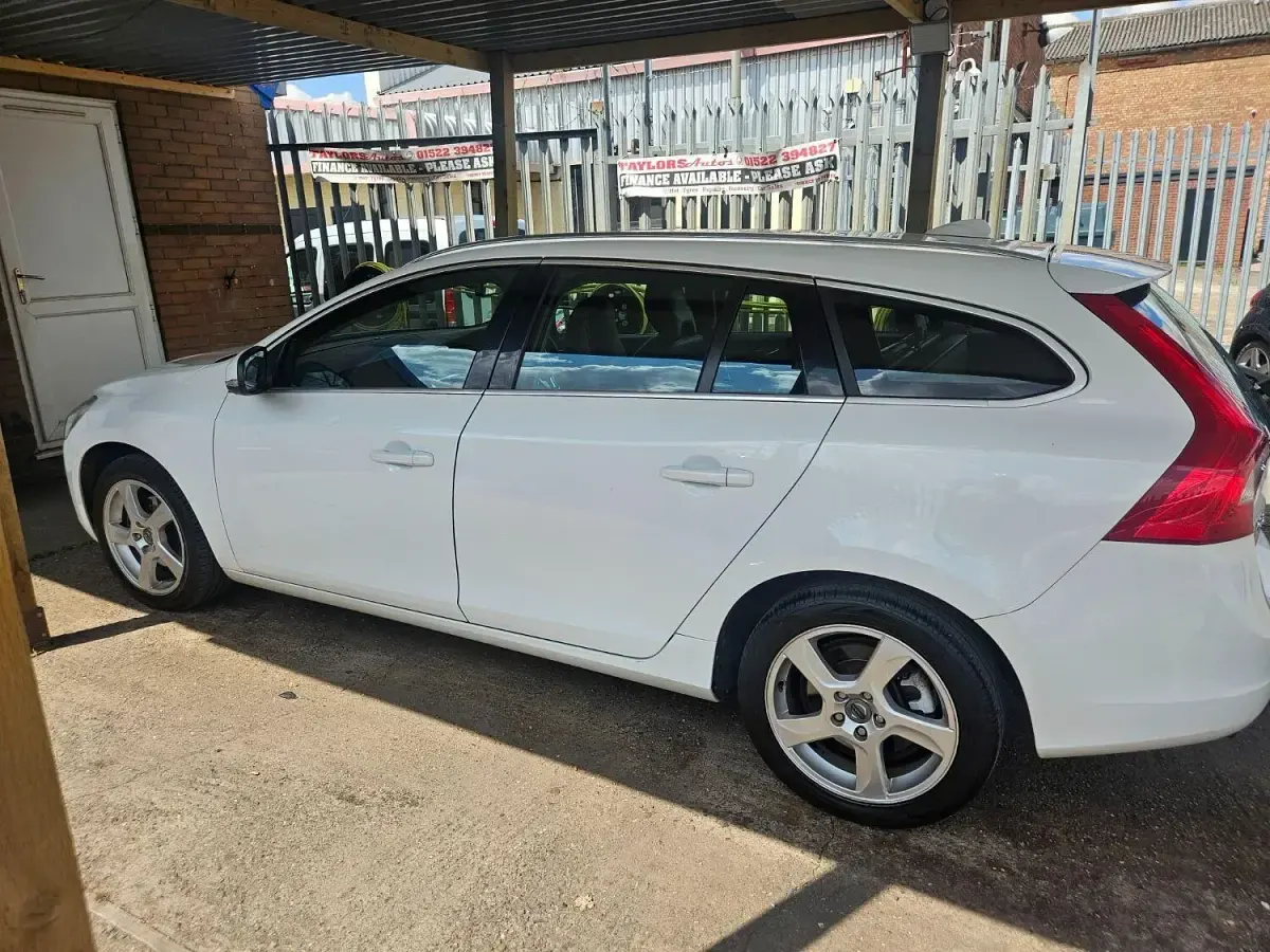 Usado Volvo V60 SE Lux 163 CV (119 kW) 2011 Blanco Familiar