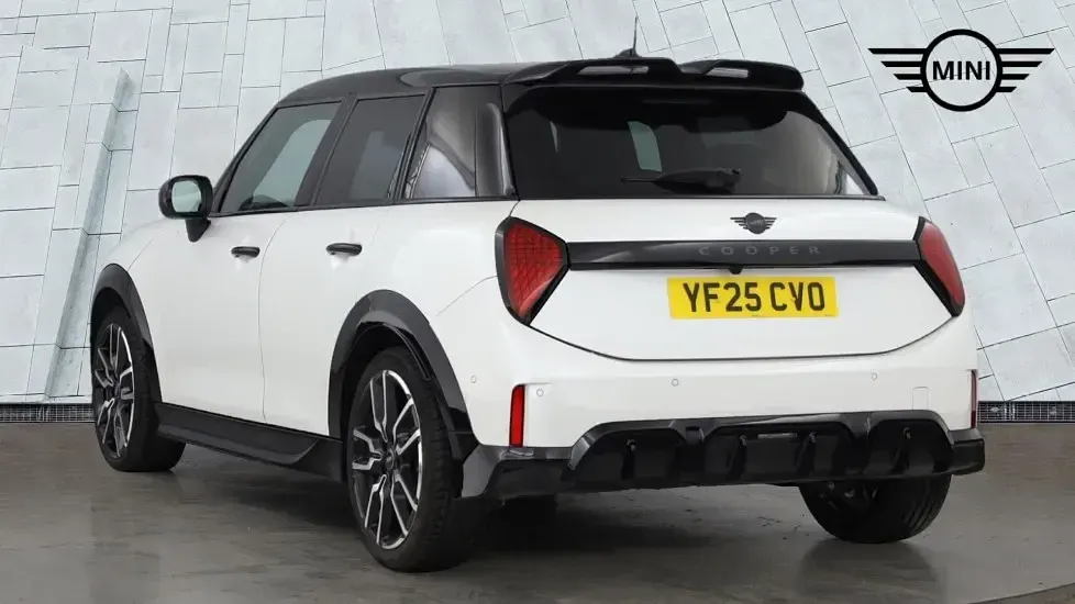 Usado Mini Cooper Hatch 113 kW (154 CV) 2025 Blanco Utilitario