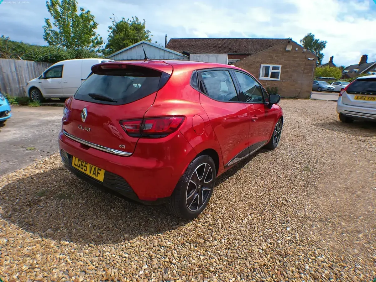 Used Renault Clio IV Dynamique 90 HP (66 kW) 2015 Red Hatchback