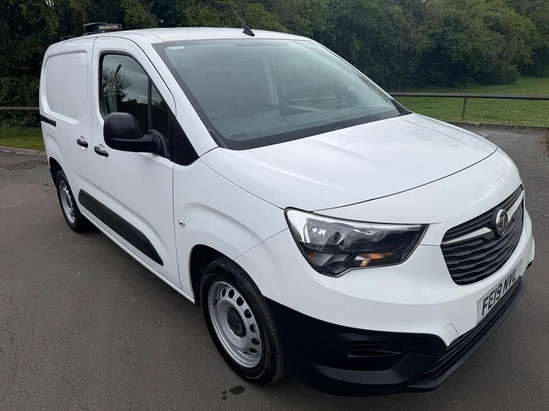 Second-hand Vauxhall Combo Edition 100 CP (73 kW) 2019 Alb Monovolum