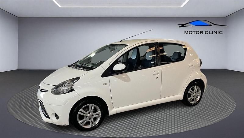 Used Toyota Aygo 68 HP (50 kW) 2013 White Hatchback