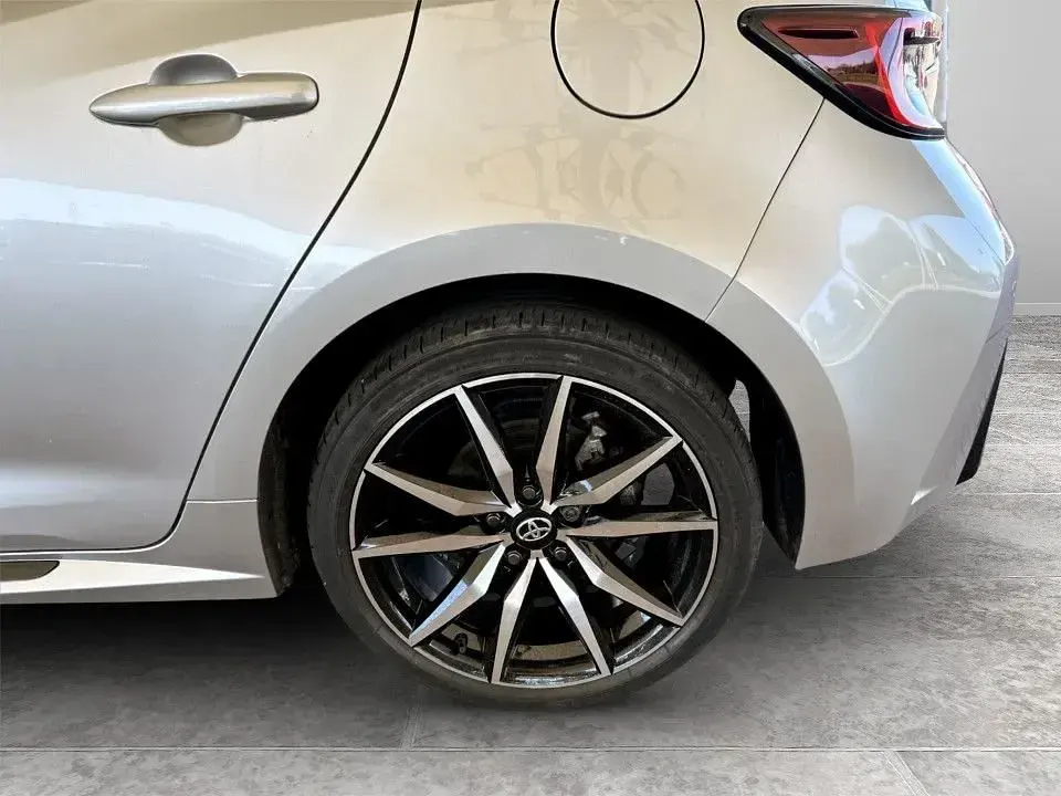 Usado Toyota Corolla Sport 140 HP (102 kW) 2023 Prateado Citadino