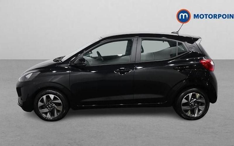 Begagnad Hyundai i10 Advanced 63 HK (46 kW) 2025 Svart Halvkombi
