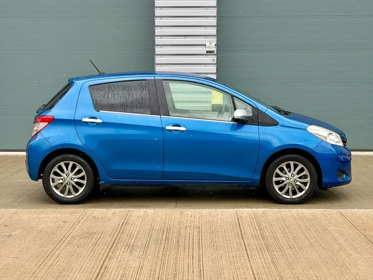 Used Toyota Yaris 2011 Blue Hatchback