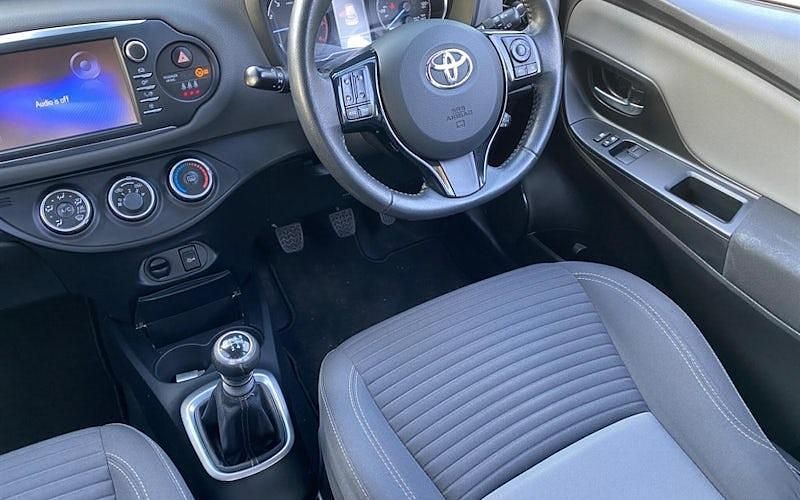 Used Toyota Yaris 111 HP (81 kW) 2019 Blue Hatchback