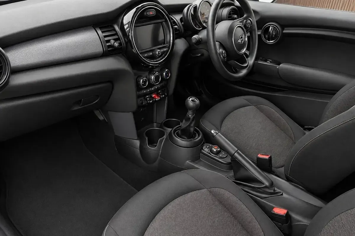 Używany Mini Cooper Hatch 2018 Srebrny Hatchback