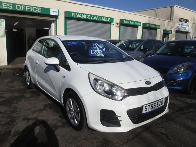 Begagnad Kia Rio 84 HK (61 kW) 2015 Vit Halvkombi