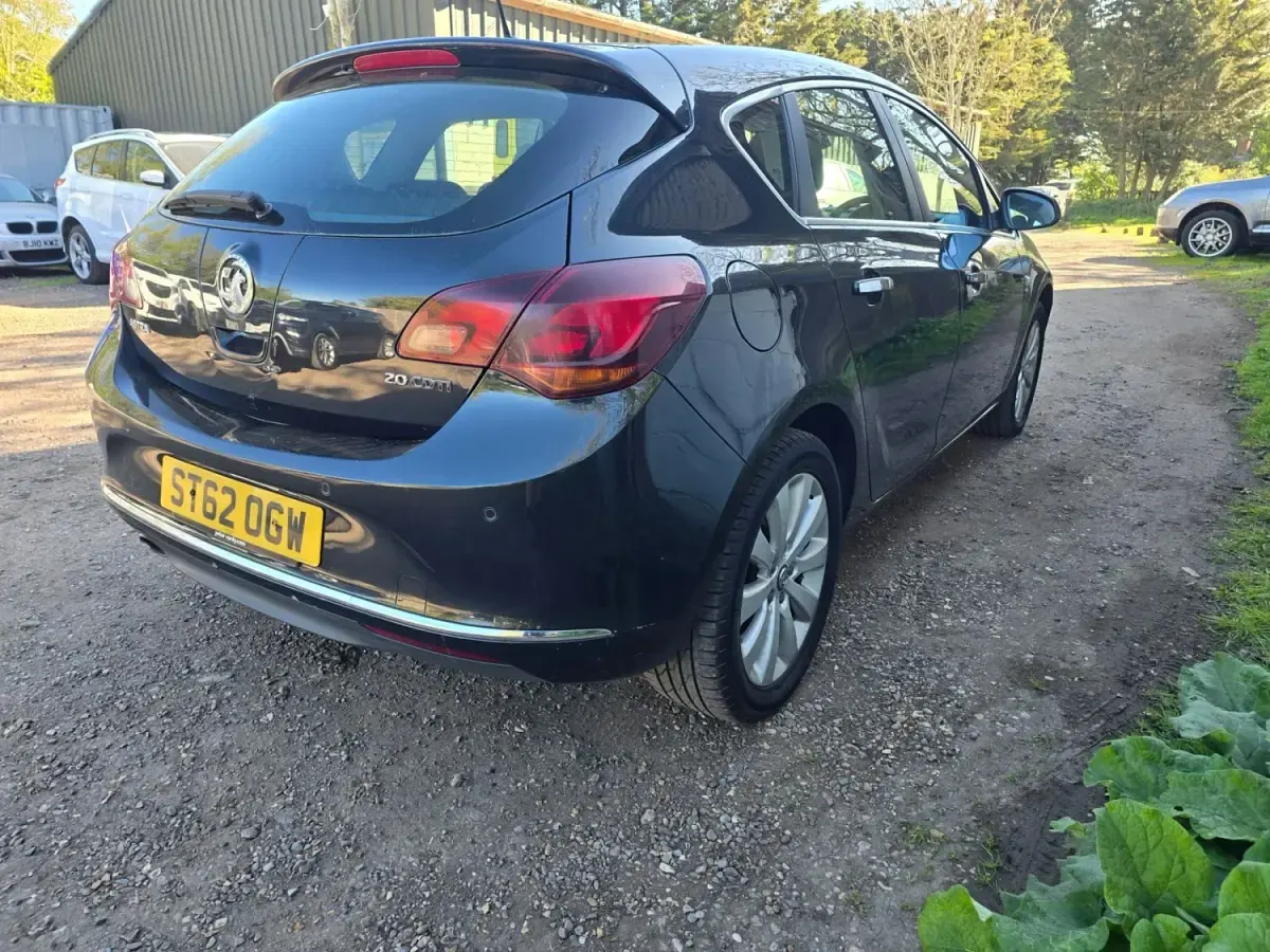 Używany Vauxhall Astra Elite 165 KM (121 kW) 2013 Czarny Hatchback