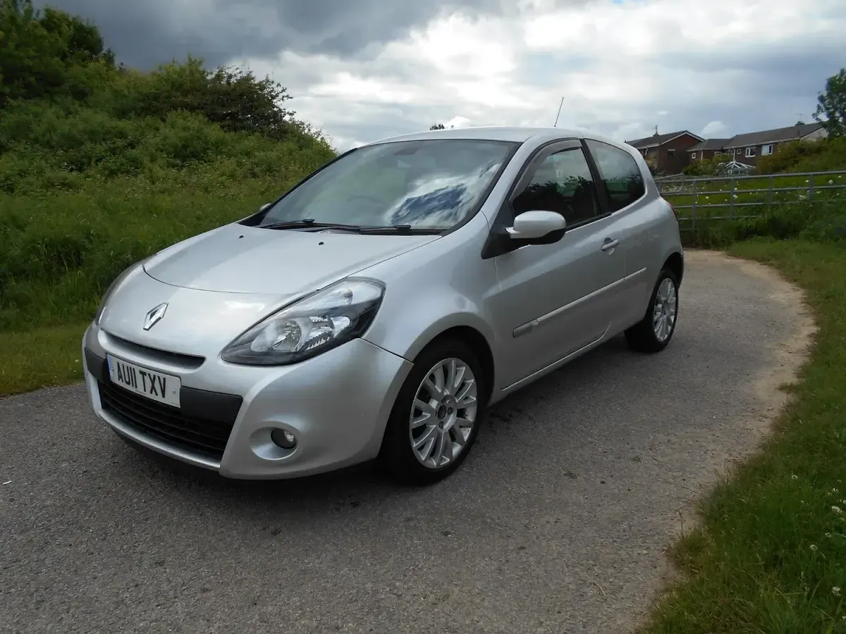 Used Renault Clio Dynamique 2011 Silver Hatchback