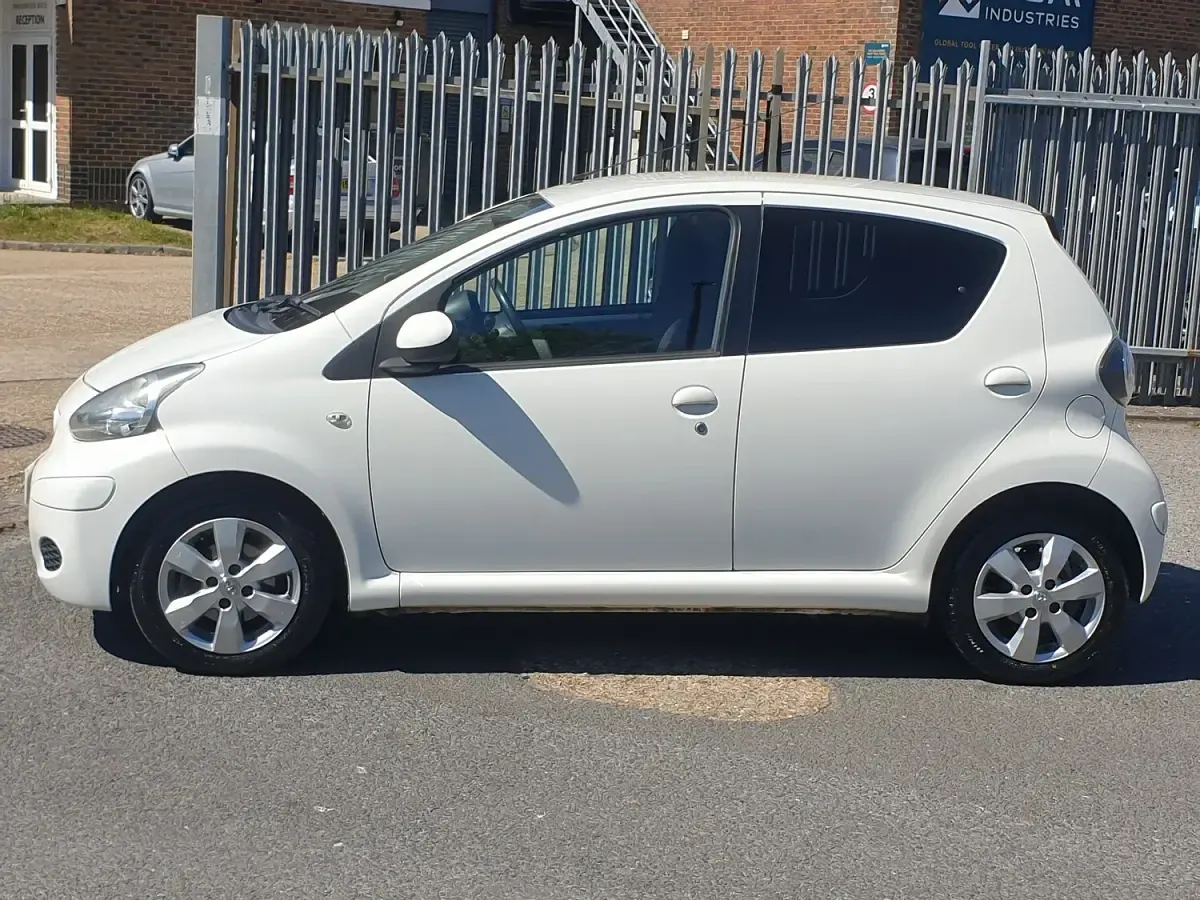Used Toyota Aygo 68 HP (50 kW) 2012 White Hatchback