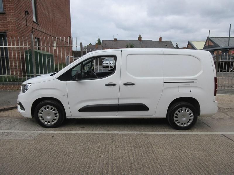 Used Vauxhall Combo Sportive 100 HP (73 kW) 2020 White MPV