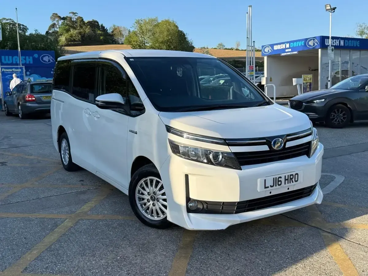 Begagnad Toyota Noah 2025 Vit