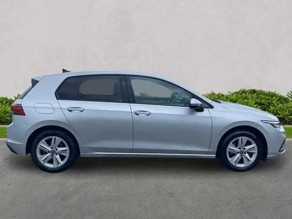 Używany VW Golf VIII Life 150 KM (110 kW) 2023 Srebrny Hatchback