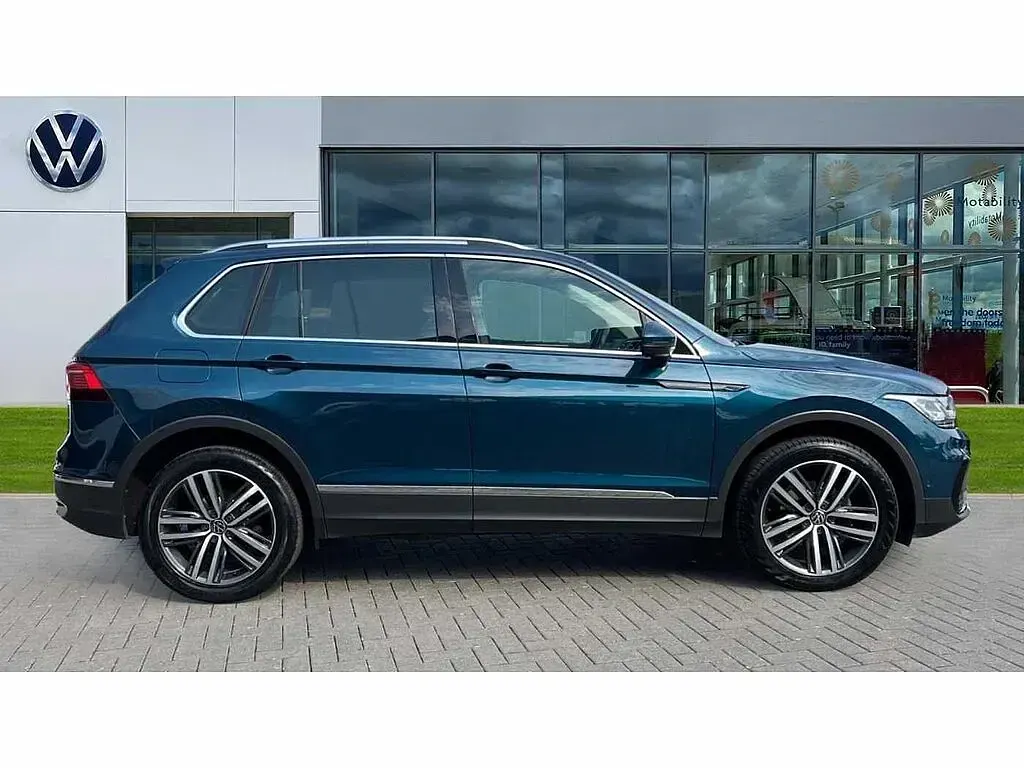 Used VW Tiguan Elegance 150 HP (110 kW) 2023 Blue SUV