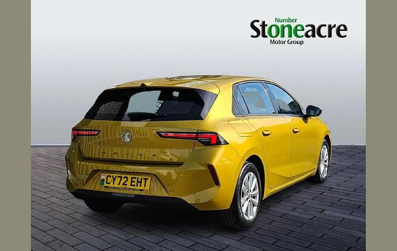 Second-hand Vauxhall Astra Design Edition 130 CP (95 kW) 2023 Galben Hatchback