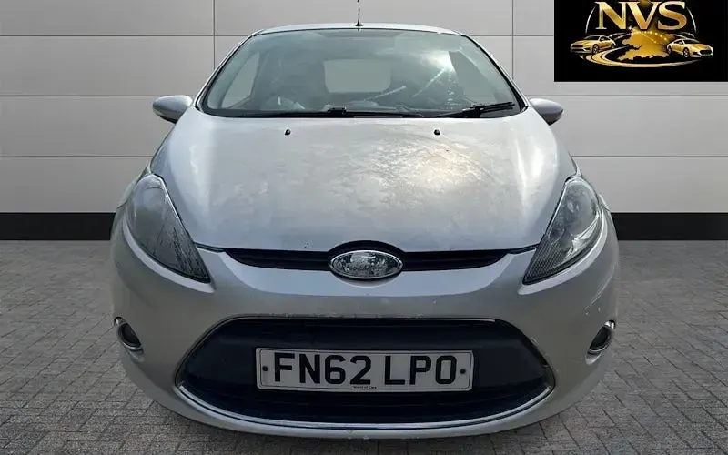 Begagnad Ford Fiesta 70 HK (51 kW) 2012 Silver Halvkombi