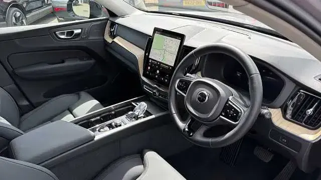 Used Volvo XC60 Plus 247 HP (181 kW) 2025 Silver SUV