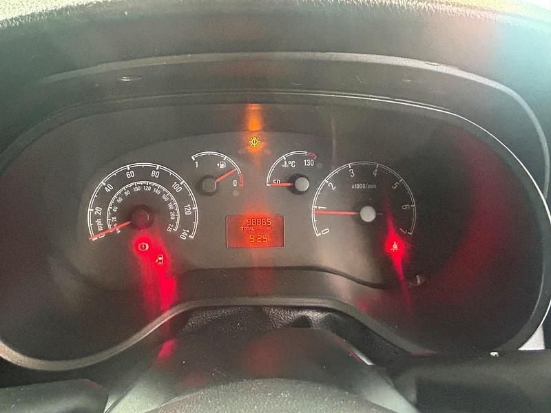 White Used 2017 Vauxhall Combo MPV | £3,295 (Good price) - Image 1/4