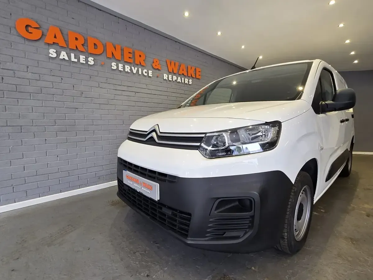 Used Citroën Berlingo 75 HP (55 kW) 2019 White MPV