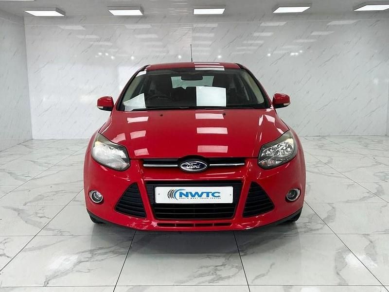 Used Ford Focus Zetec 125 HP (91 kW) 2011 Red Hatchback
