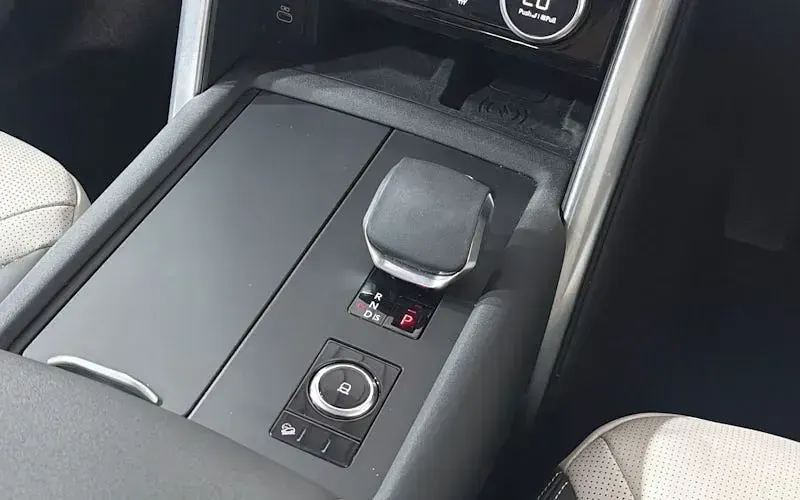 Used Land Rover Discovery HSE Dynamic 349 HP (256 kW) 2024 Brown SUV