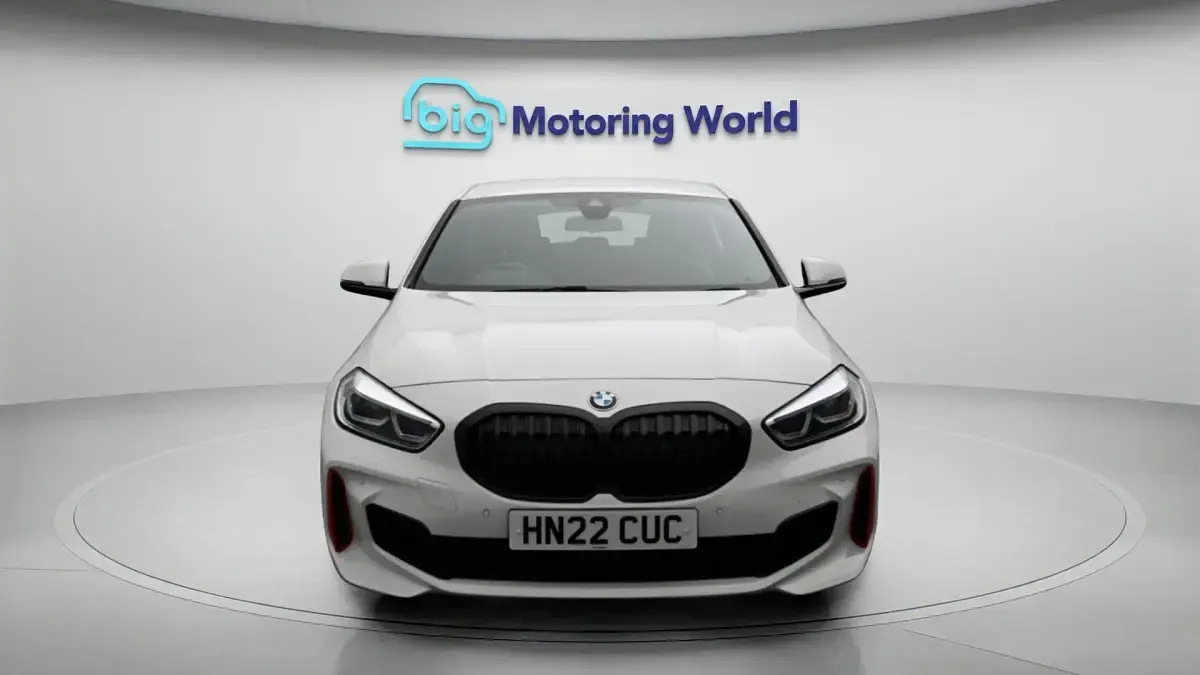 Begagnad BMW 128 261 HK (191 kW) 2022 Vit Halvkombi