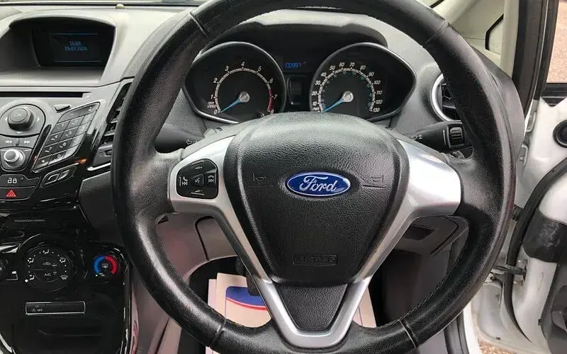 Used Ford Fiesta Zetec 101 HP (74 kW) 2012 White Hatchback