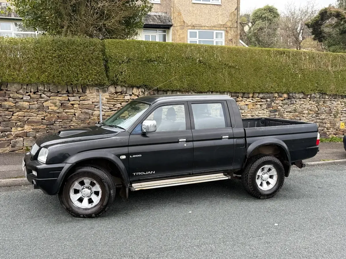 Käytetty Mitsubishi L200 113 HP (83 kW) 2006 Musta Nouto