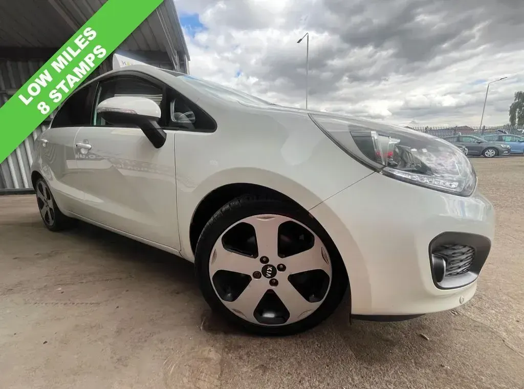 Used Kia Rio 107 HP (78 kW) 2014 White Hatchback