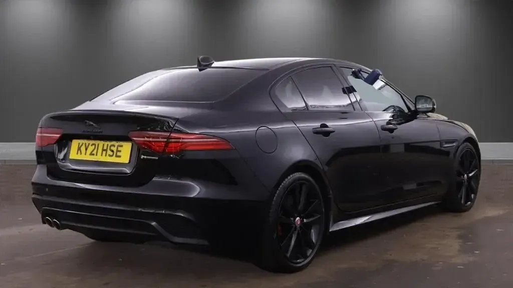 Käytetty Jaguar XE R-Dynamic 204 HP (150 kW) 2021 Musta Sedan