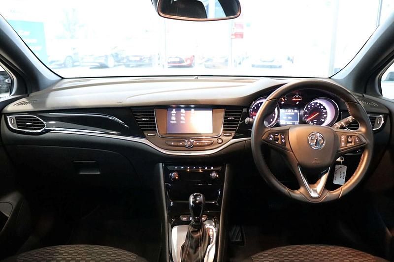 Used Vauxhall Astra SRi 150 HP (110 kW) 2016 White Hatchback