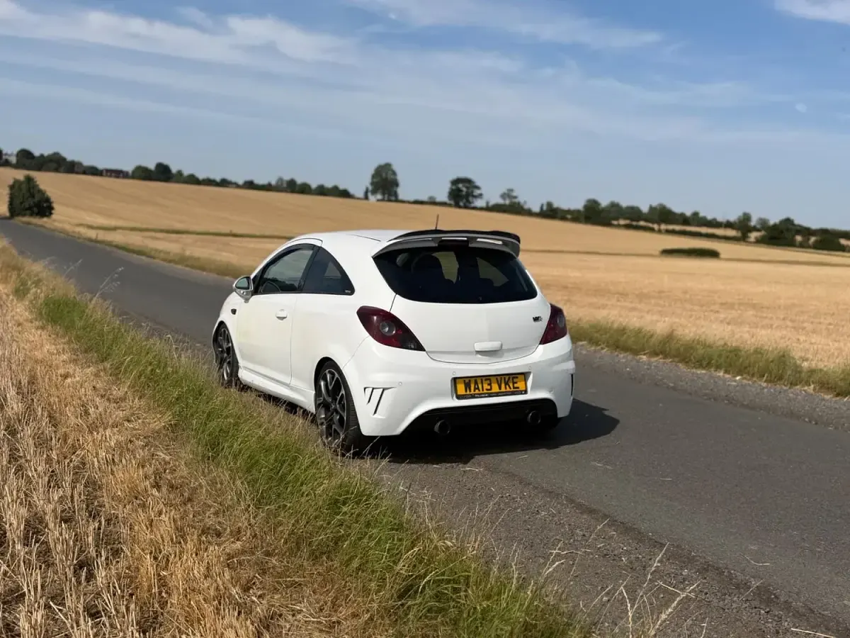 Used Vauxhall Corsa Edition 202 HP (148 kW) 2013 White Hatchback