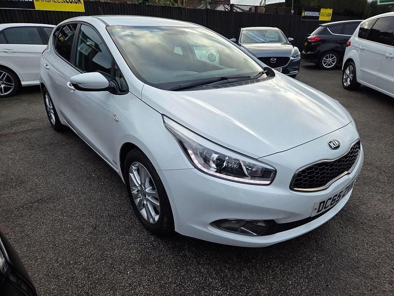 White Used 2015 Kia Ceed Hatchback | £6,700 (Fair price) - Image 1/4
