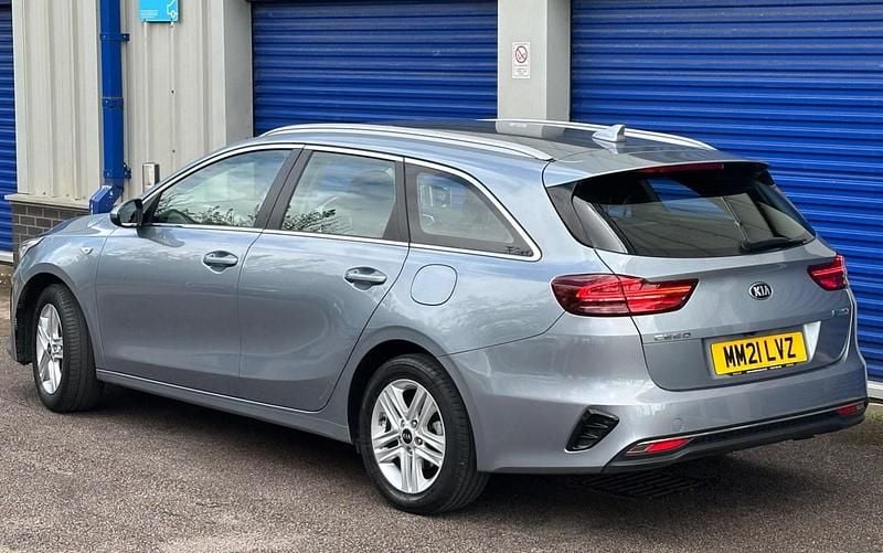 Begagnad Kia Ceed 2021 Silver Halvkombi