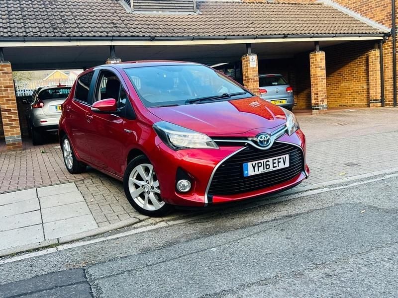 Red Used 2016 Toyota Yaris Hybrid Hatchback | £9,891 (Fair price) - Image 1/4