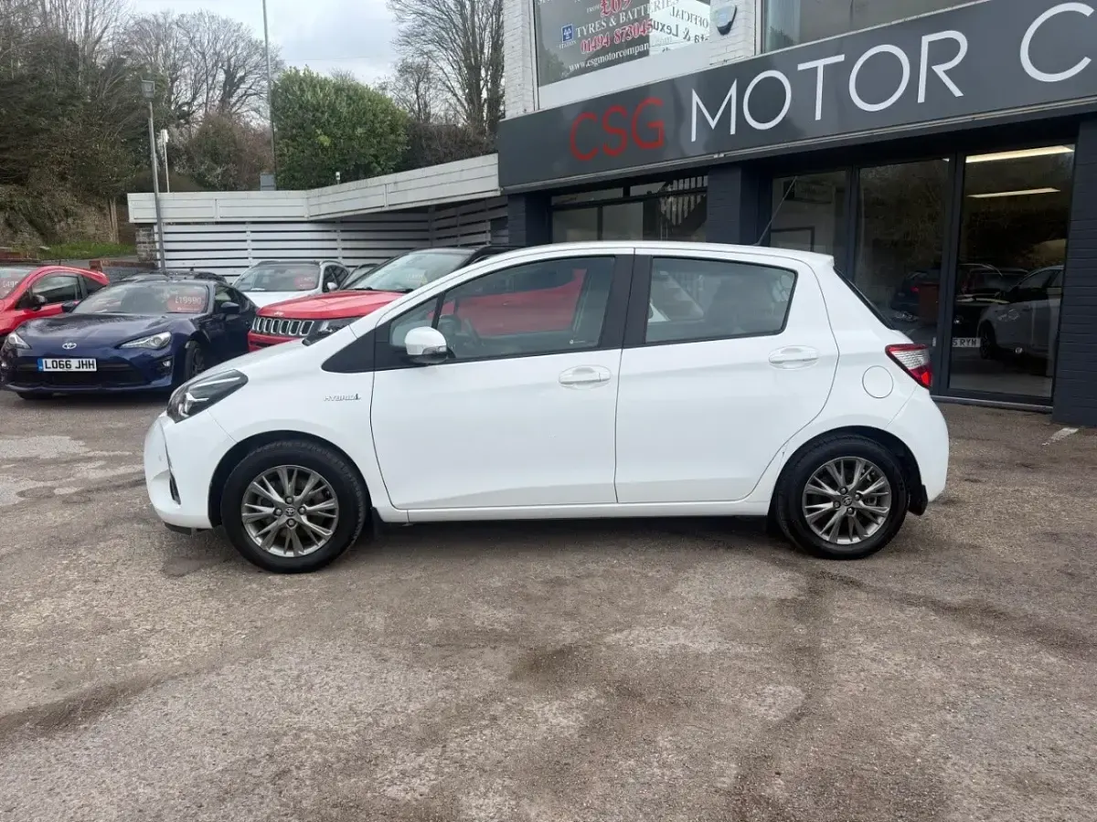 Used Toyota Yaris 2017 White Hatchback