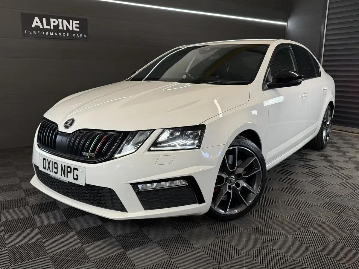 Used Skoda Octavia vRS 245 HP (180 kW) 2019 White Hatchback