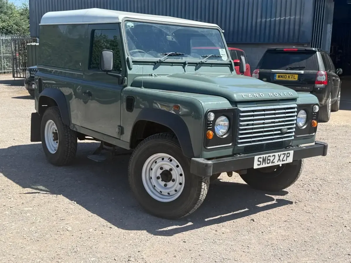 Used Land Rover Defender 122 HP (89 kW) 2013 Green Hatchback