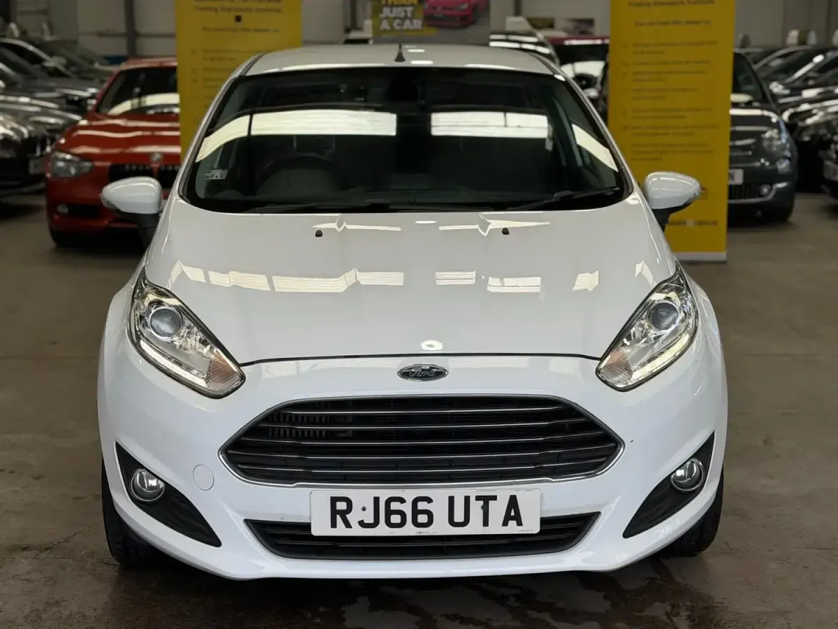 Second-hand Ford Fiesta Titanium 2017 Alb Hatchback