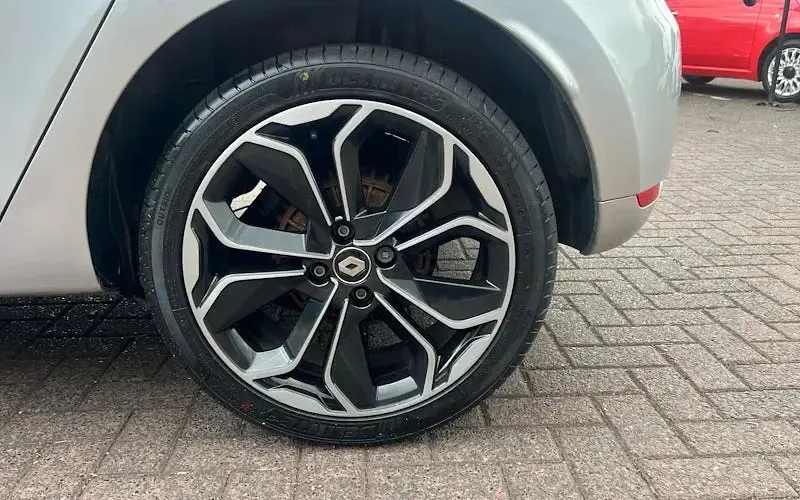 Used Renault Clio Iconic 90 HP (66 kW) 2019 Silver Hatchback