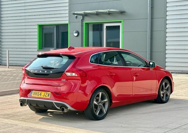 Used Volvo V40 R-Design 115 HP (84 kW) 2014 Red Hatchback