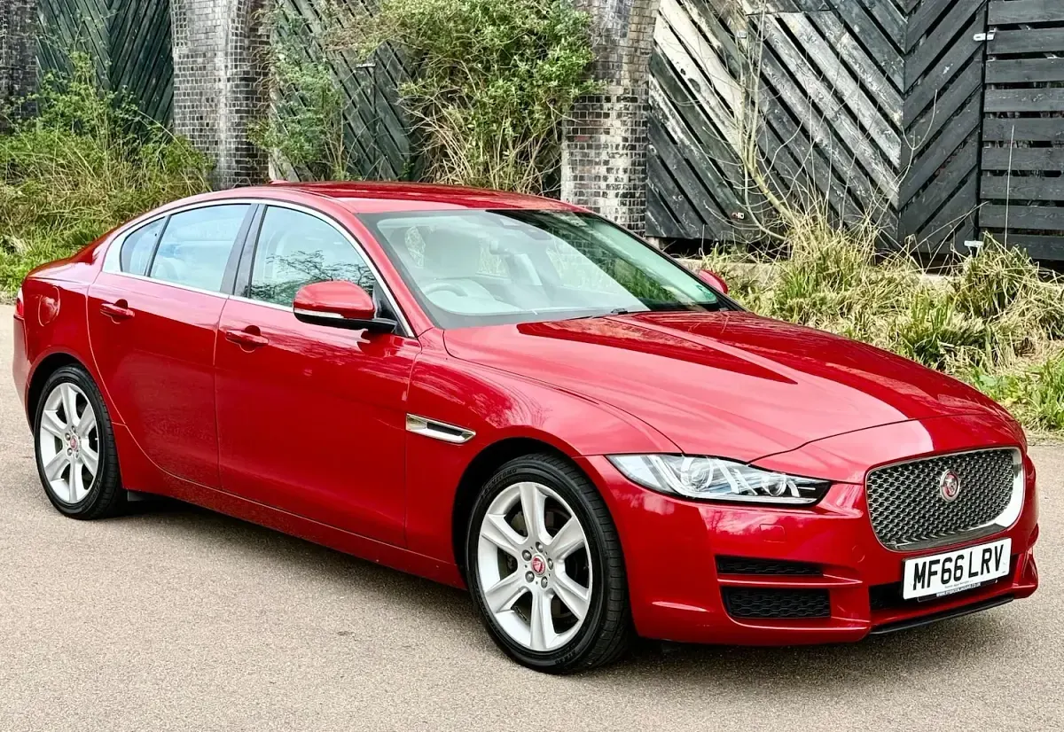 Used Jaguar XE Portfolio 240 HP (176 kW) 2016 Red Sedan