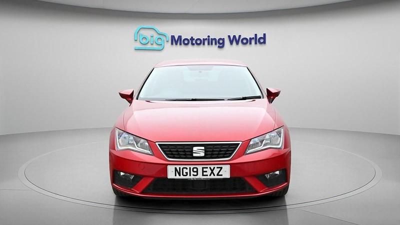 Used Seat Leon SE Dynamic 115 HP (84 kW) 2019 Red Hatchback