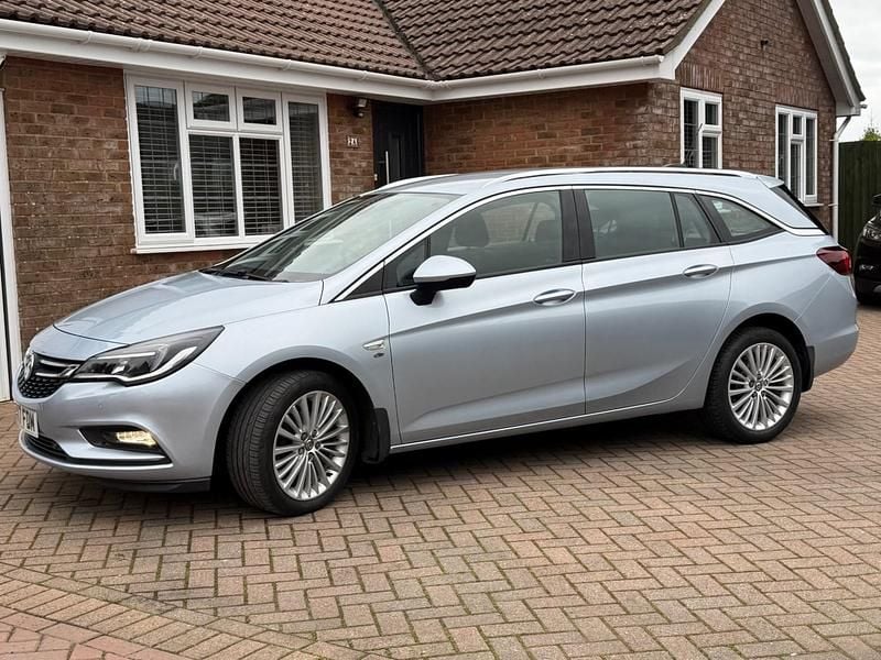 Used Vauxhall Astra Elite 125 HP (91 kW) 2017 Silver Estate