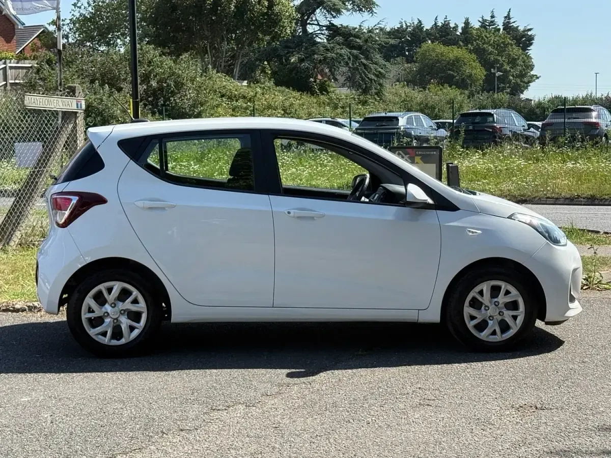 Used Hyundai i10 SE 87 HP (63 kW) 2019 White Hatchback