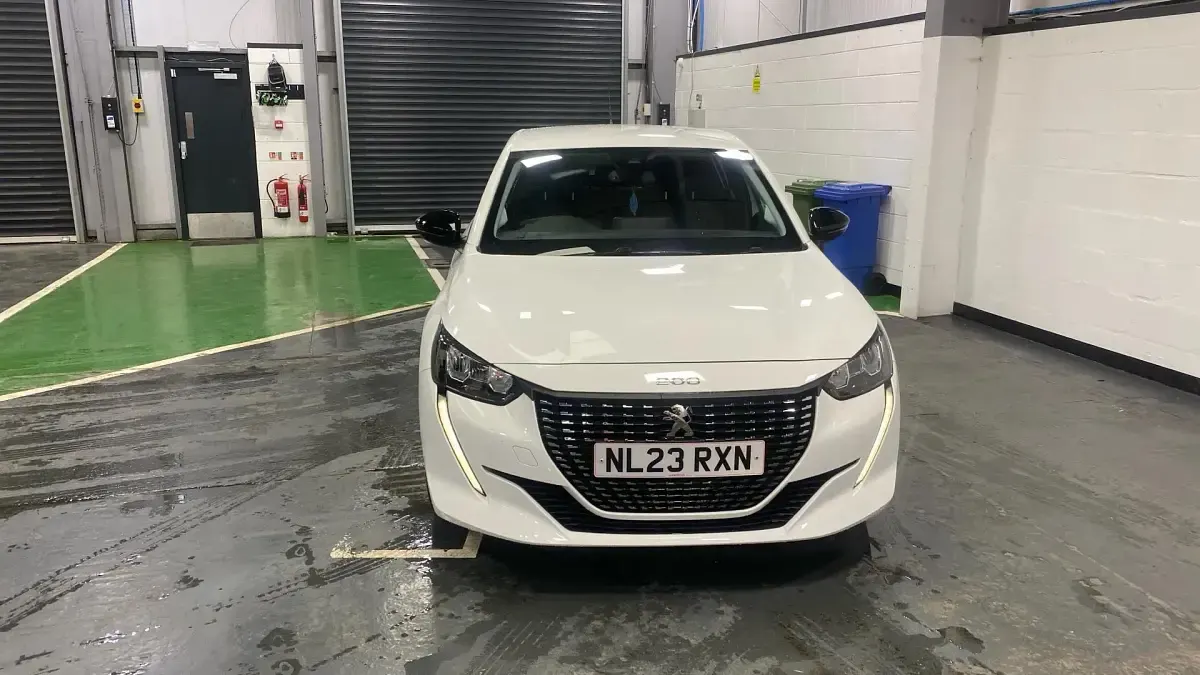 Used Peugeot 208 Allure+ 100 HP (73 kW) 2023 White Hatchback