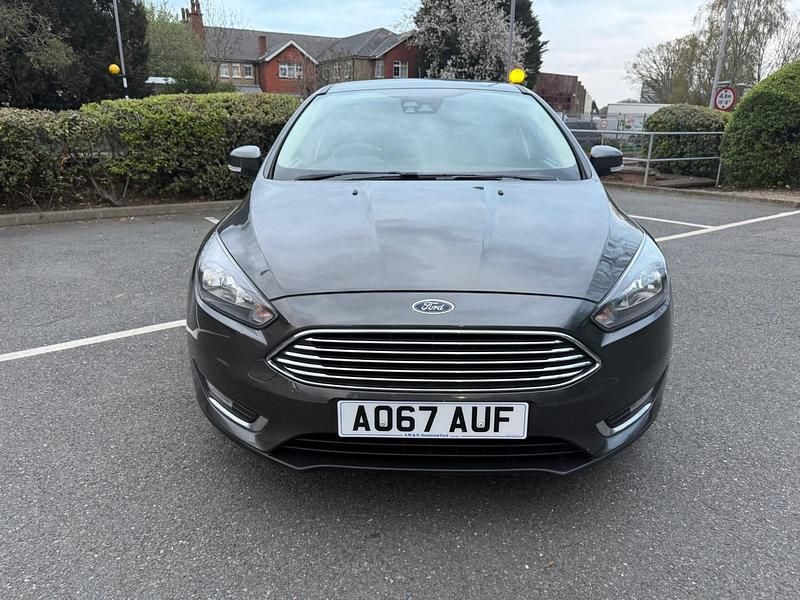 Begagnad Ford Focus Titanium 125 HK (91 kW) 2017 Grå Halvkombi