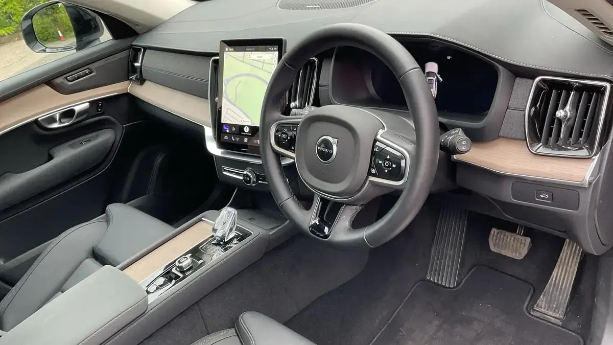 Used Volvo XC90 Plus 250 HP (183 kW) 2025 Silver SUV