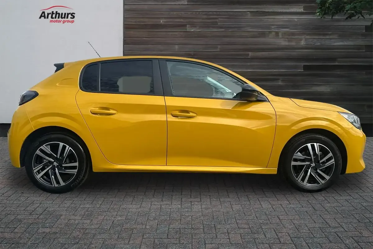 Used Peugeot 208 Active+ 99 HP (72 kW) 2023 Yellow Hatchback