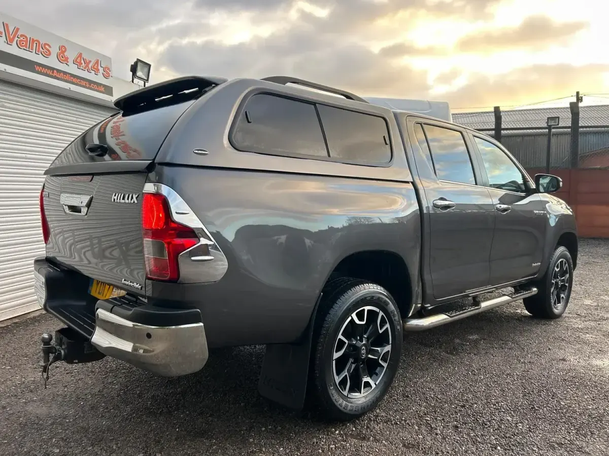 Second-hand Toyota HiLux 150 CP (110 kW) 2017 Gri Pickup